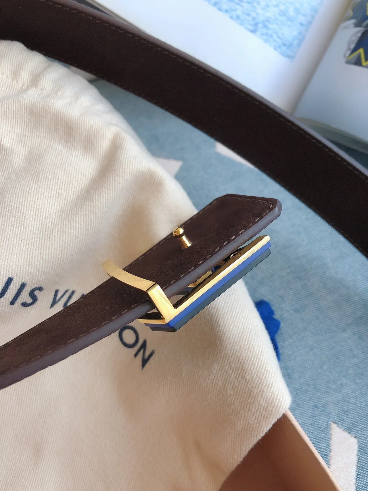Ceinture en cuir Louis Vuitton bleu doré texturée pebble oversized avec boucle monogram 7