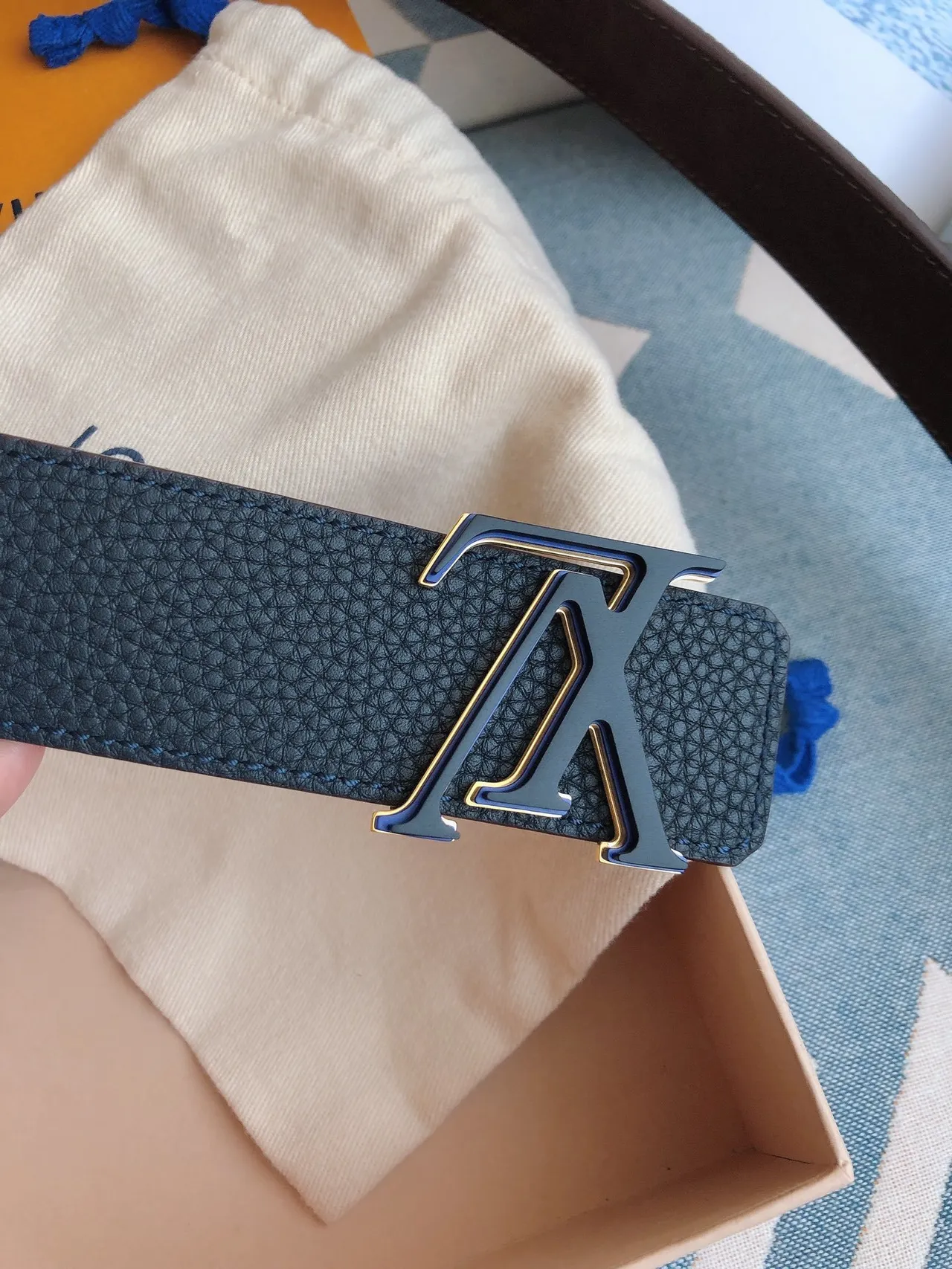 Ceinture en cuir Louis Vuitton bleu doré texturée pebble oversized avec boucle monogram 8