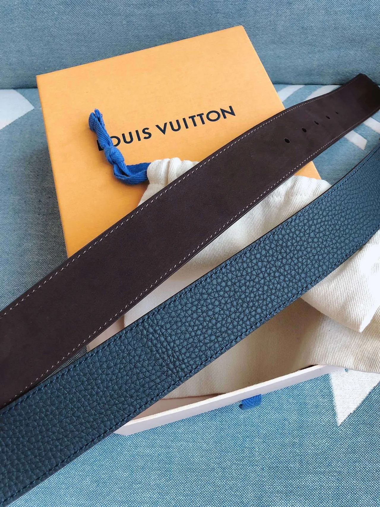Louis Vuitton Cinturón de cuero con hebilla de monograma oversized texturizado pebble en azul y plata 2