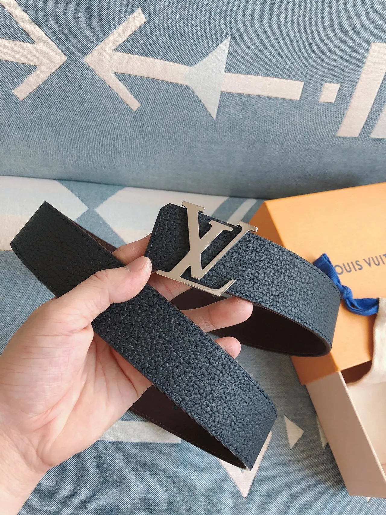 Louis Vuitton Cinturón de cuero con hebilla de monograma oversized texturizado pebble en azul y plata 3