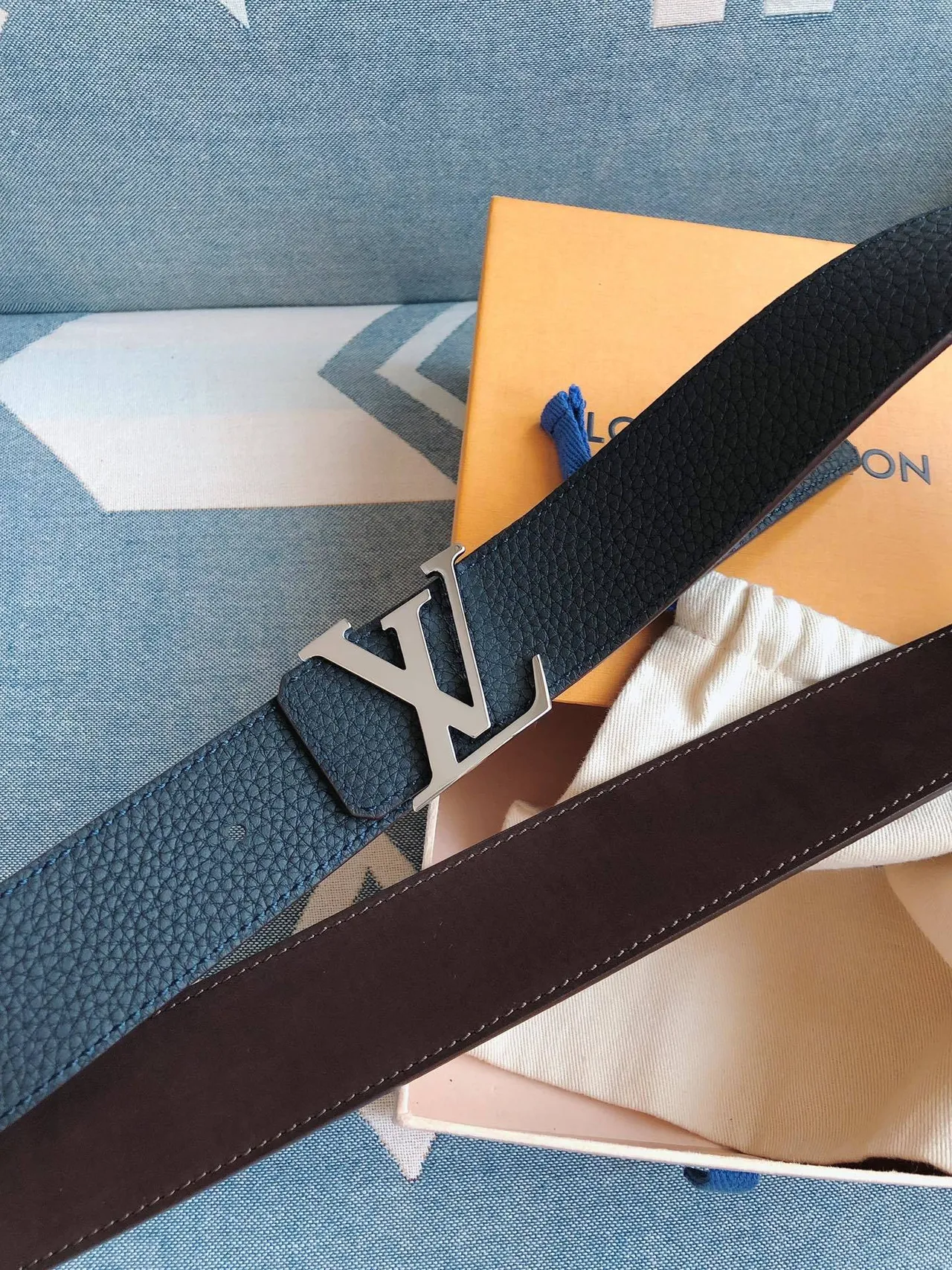 Louis Vuitton Cinturón de cuero con hebilla de monograma oversized texturizado pebble en azul y plata 4