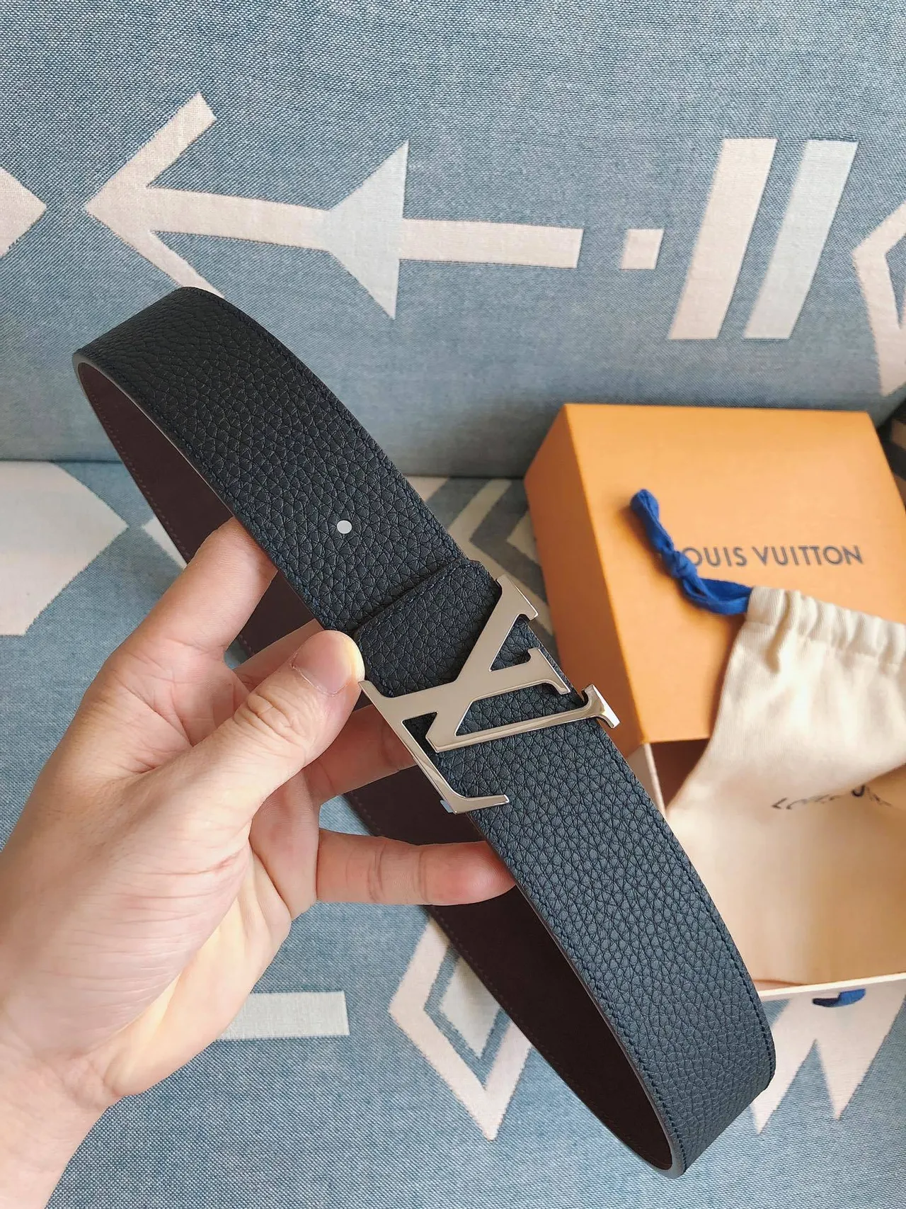 Louis Vuitton Cinturón de cuero con hebilla de monograma oversized texturizado pebble en azul y plata 5