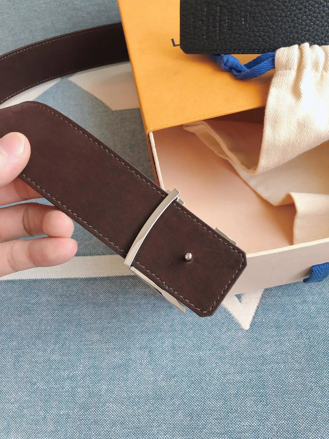 Louis Vuitton Cinturón de cuero con hebilla de monograma oversized texturizado pebble en azul y plata 6