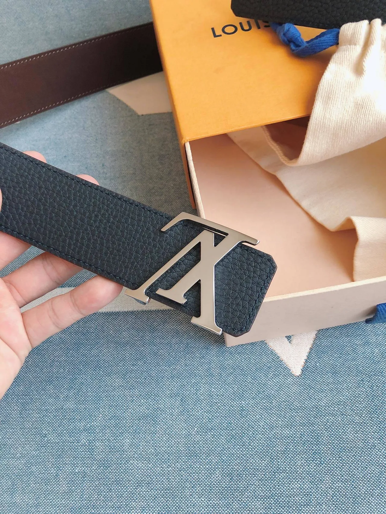 Louis Vuitton Cinturón de cuero con hebilla de monograma oversized texturizado pebble en azul y plata 7