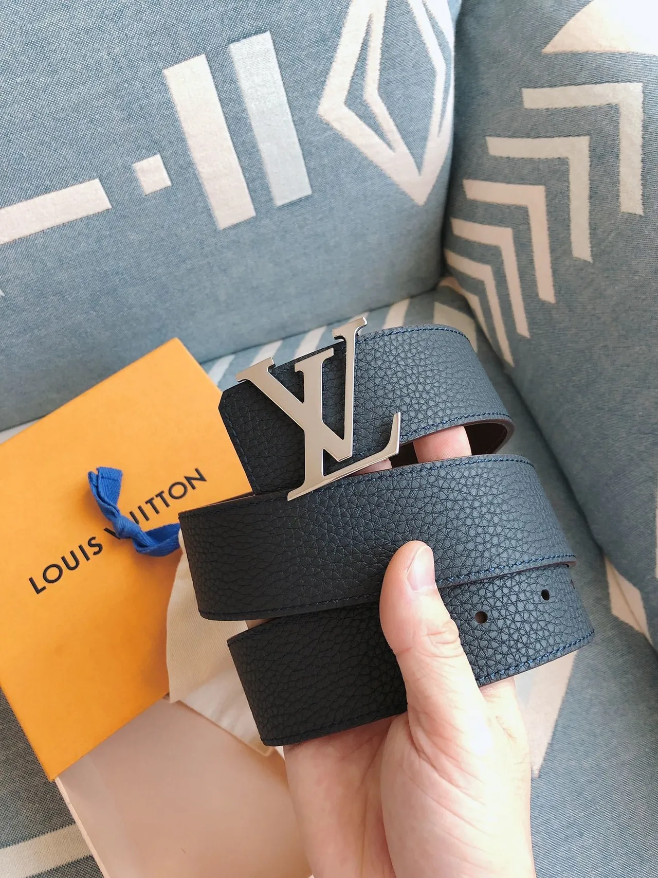 Louis Vuitton Cinturón de cuero con hebilla de monograma oversized texturizado pebble en azul y plata 8