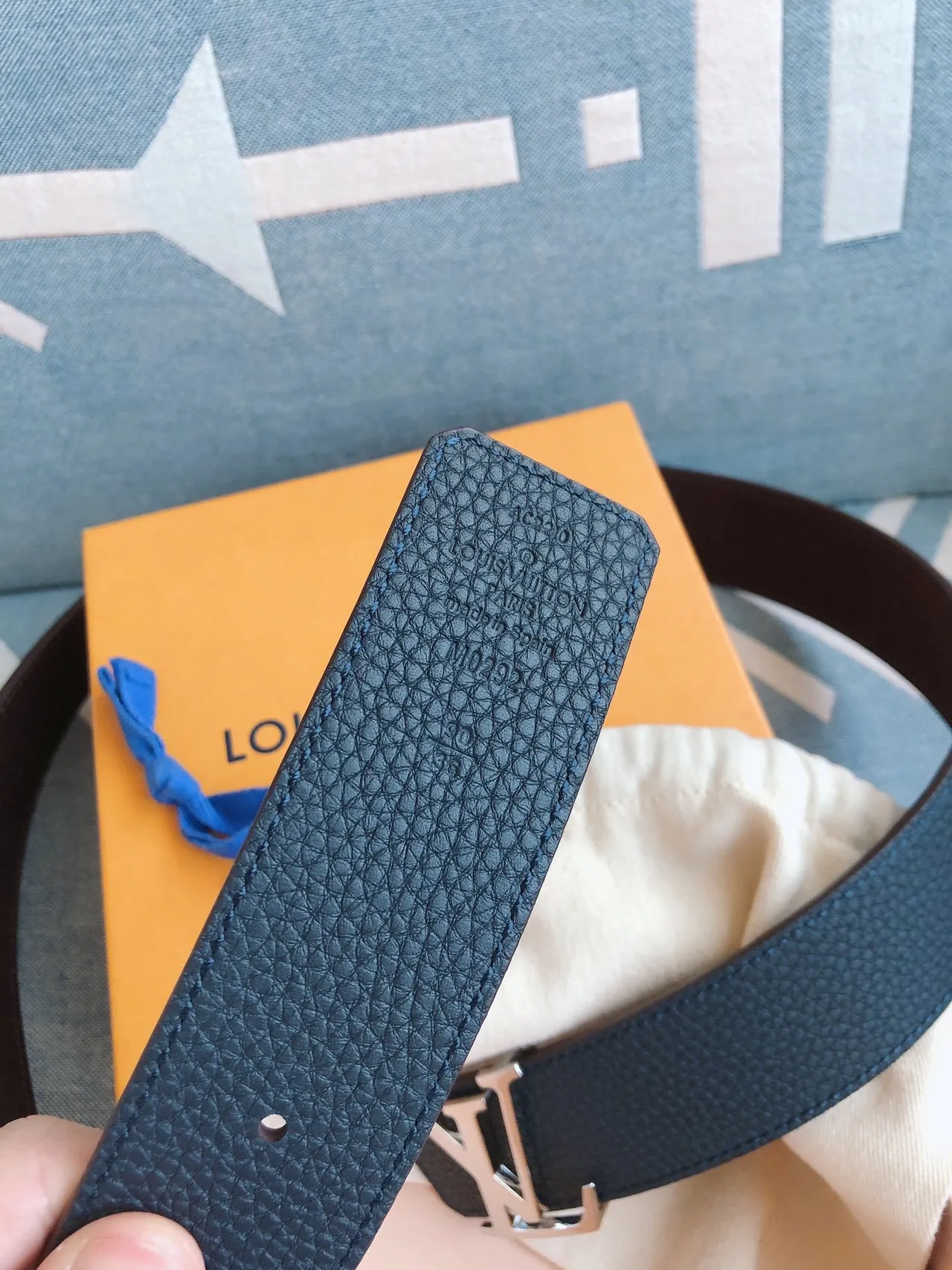 Louis Vuitton Cinturón de cuero con hebilla de monograma oversized texturizado pebble en azul y plata 9