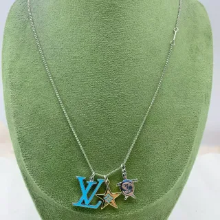Colar Louis Vuitton Charms Azul Dourado Multi-Charme com Acentos de Esmalte