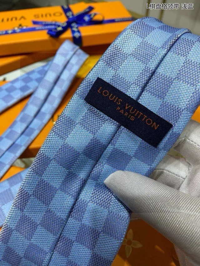 Louis Vuitton Corbata con patrón de tablero de ajedrez en color azul claro 7