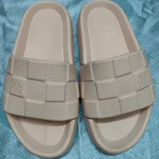 Louis Vuitton Checkerboard Slide बेज स्लिपर्स