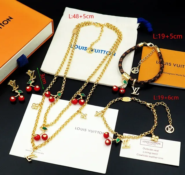 Louis Vuitton Bracelet au Charm de Cerise en Or avec Émail 3