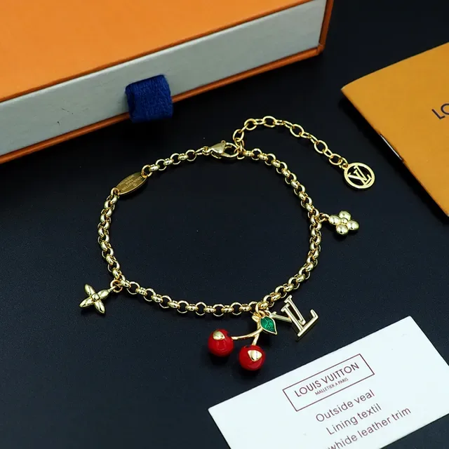 Louis Vuitton Bracelet au Charm de Cerise en Or avec Émail 4