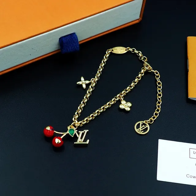 Louis Vuitton Bracelet au Charm de Cerise en Or avec Émail 5