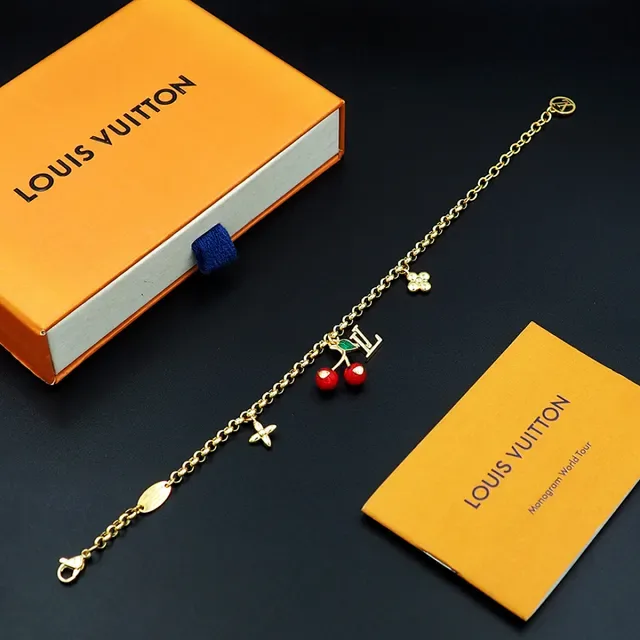 Louis Vuitton Bracelet au Charm de Cerise en Or avec Émail 6