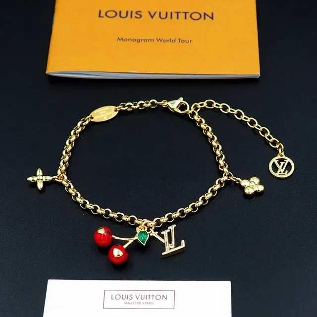 Louis Vuitton Bracelet au Charm de Cerise en Or avec Émail 7
