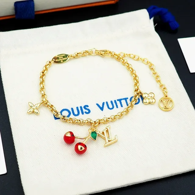 Louis Vuitton Bracelet au Charm de Cerise en Or avec Émail 8