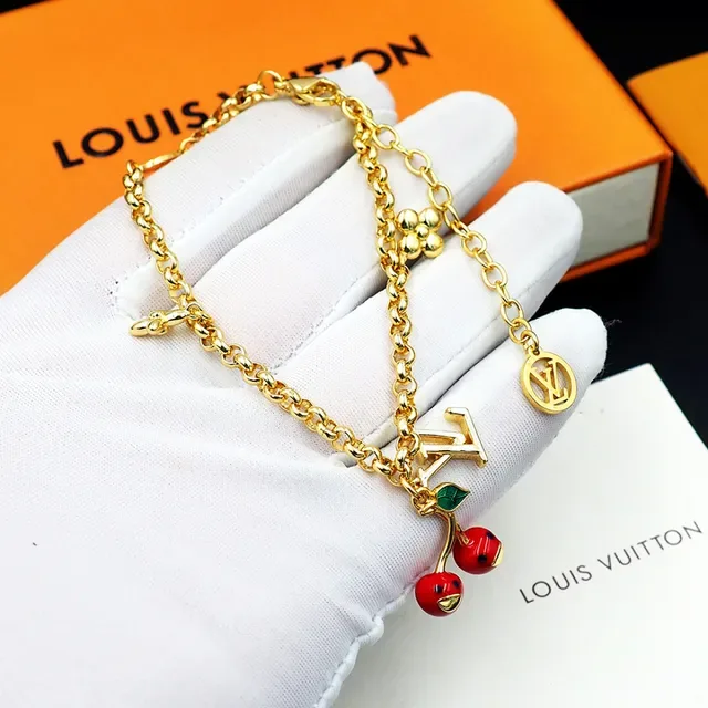 Louis Vuitton Bracelet au Charm de Cerise en Or avec Émail 9
