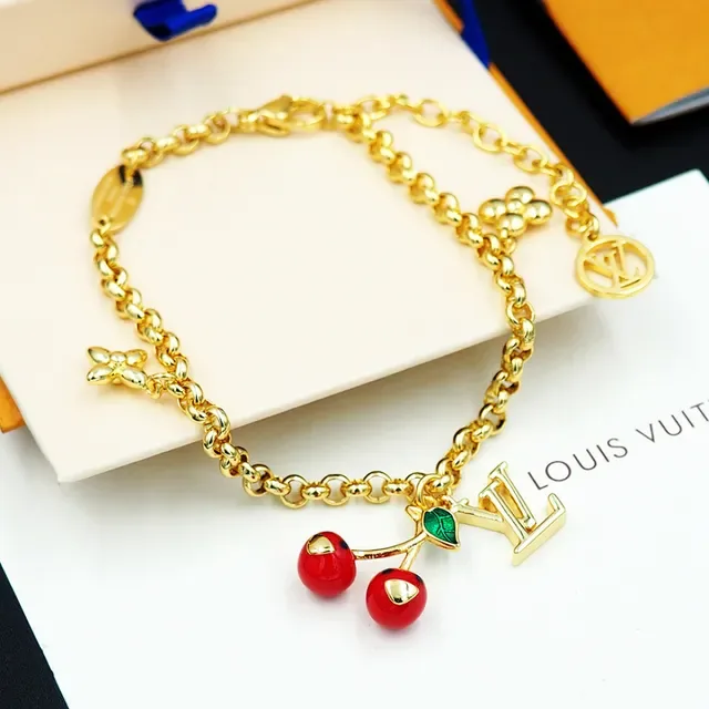 Louis Vuitton Bracelet au Charm de Cerise en Or avec Émail 10