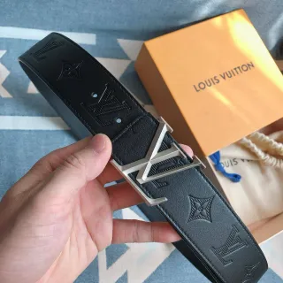 Louis Vuitton Monograma Embossado Cinturón de Cuero Negro