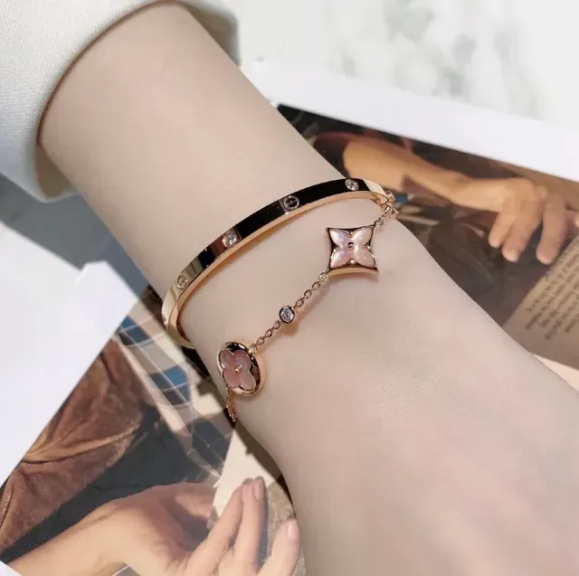 Pulseira de Corrente Louis Vuitton com Esmalte Floral e Cristal em Ouro Rosa 9