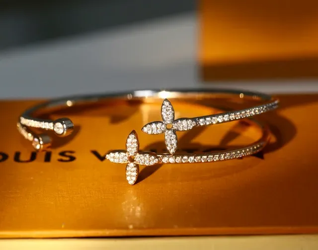 Louis Vuitton Motif Fleur Diamants Pavé Bracelet Jonc Or 2