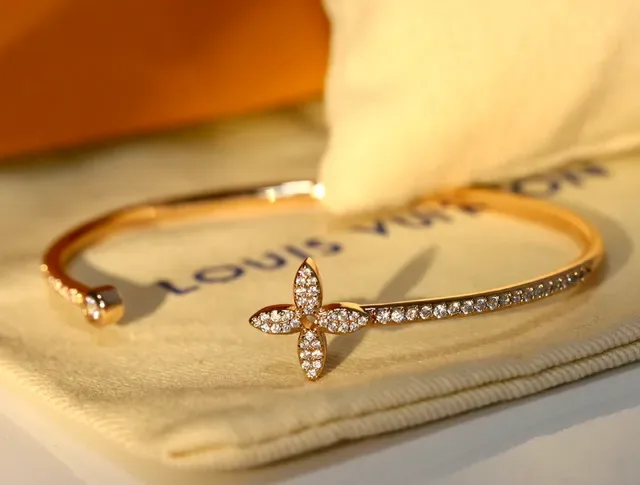 Louis Vuitton Motif Fleur Diamants Pavé Bracelet Jonc Or 3