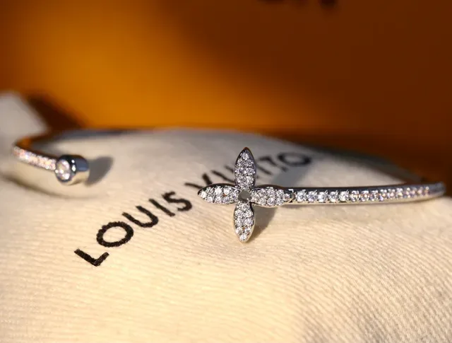 Louis Vuitton Motif Fleur Diamants Pavé Bracelet Jonc Or 4
