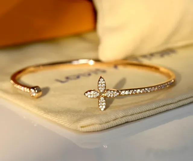 Louis Vuitton Motif Fleur Diamants Pavé Bracelet Jonc Or 6