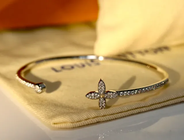Louis Vuitton Motif Fleur Diamants Pavé Bracelet Jonc Or 7