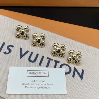 Louis Vuitton Brincos Florais com Tachinha Ouro Preto Monogramados Pétalas