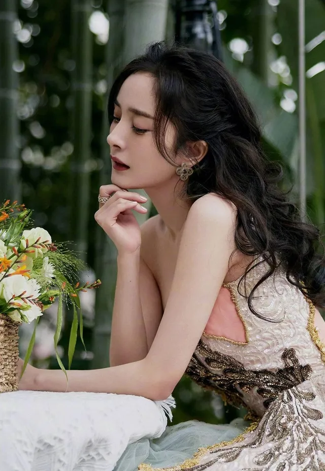 Louis Vuitton Brincos Florais com Tachinha Ouro Preto Monogramados Pétalas 2