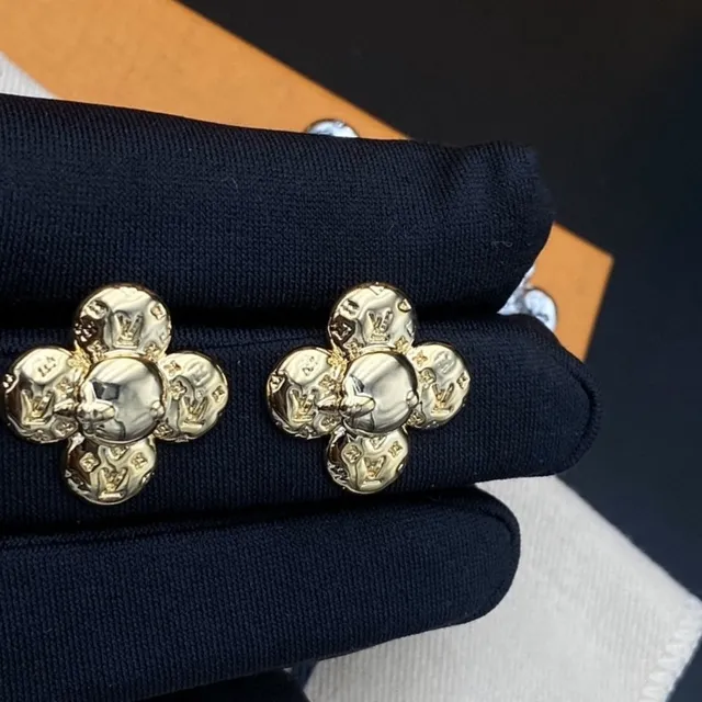 Louis Vuitton Brincos Florais com Tachinha Ouro Preto Monogramados Pétalas 3
