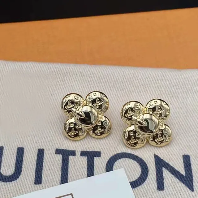 Louis Vuitton Brincos Florais com Tachinha Ouro Preto Monogramados Pétalas 4