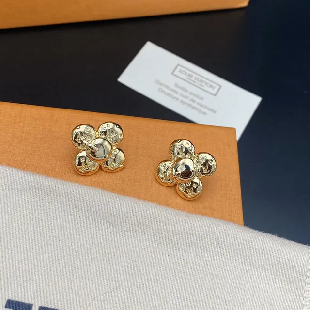 Louis Vuitton Brincos Florais com Tachinha Ouro Preto Monogramados Pétalas 5