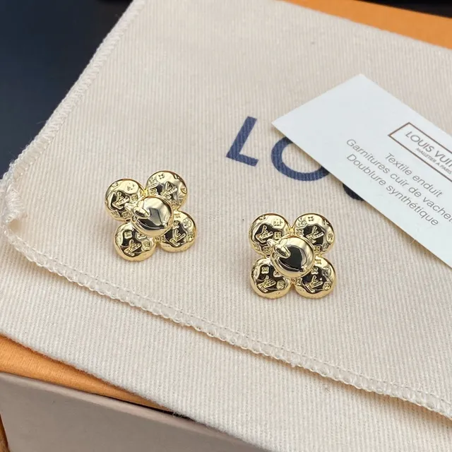 Louis Vuitton Brincos Florais com Tachinha Ouro Preto Monogramados Pétalas 6