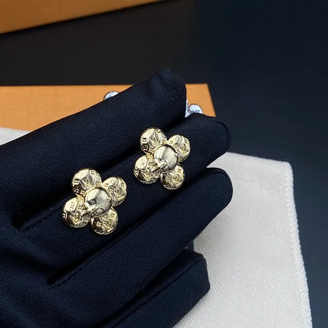 Louis Vuitton Brincos Florais com Tachinha Ouro Preto Monogramados Pétalas 7