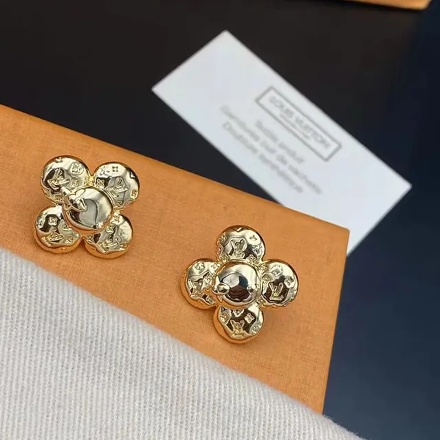 Louis Vuitton Brincos Florais com Tachinha Ouro Preto Monogramados Pétalas 9