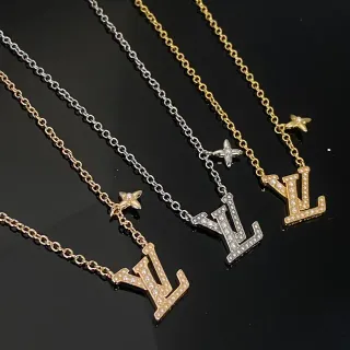 Colar Louis Vuitton com pingente de monograma pavé-set em ouro e prata com charm de estrela de acento