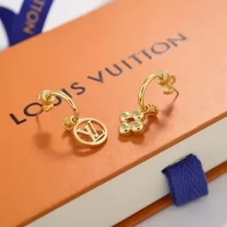 Louis Vuitton أقراط حلقان ذهبية اللون مع مونوغرام وفورال