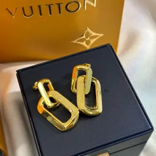 Louis Vuitton Link أقراط ذهبية مع روابط مستطيلة متشابكة منحوتة مونوغرام