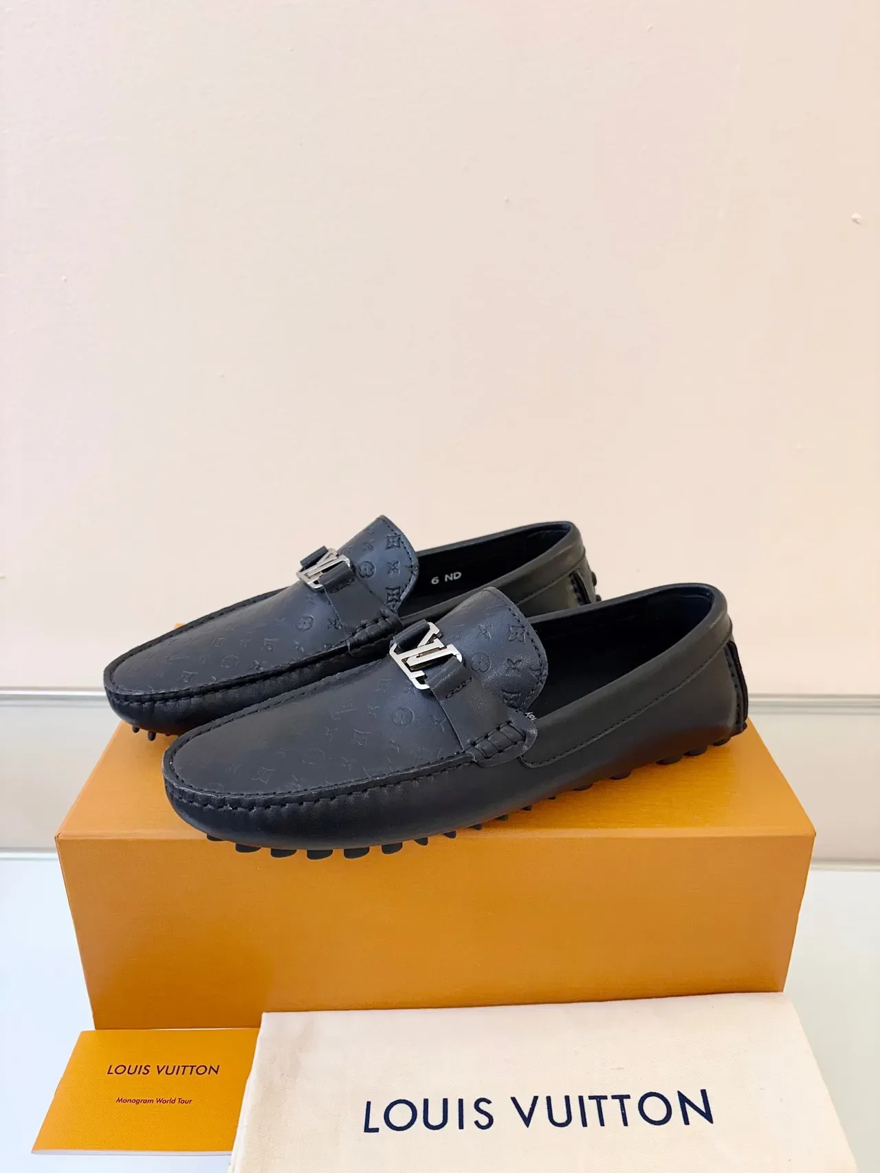 Louis Vuitton লোফার কালো সোনালি মনোগ্রাম-এমবসড চামড়া মেটাল এলভি বাকেল স্ট্র্যাপ লোফার 2