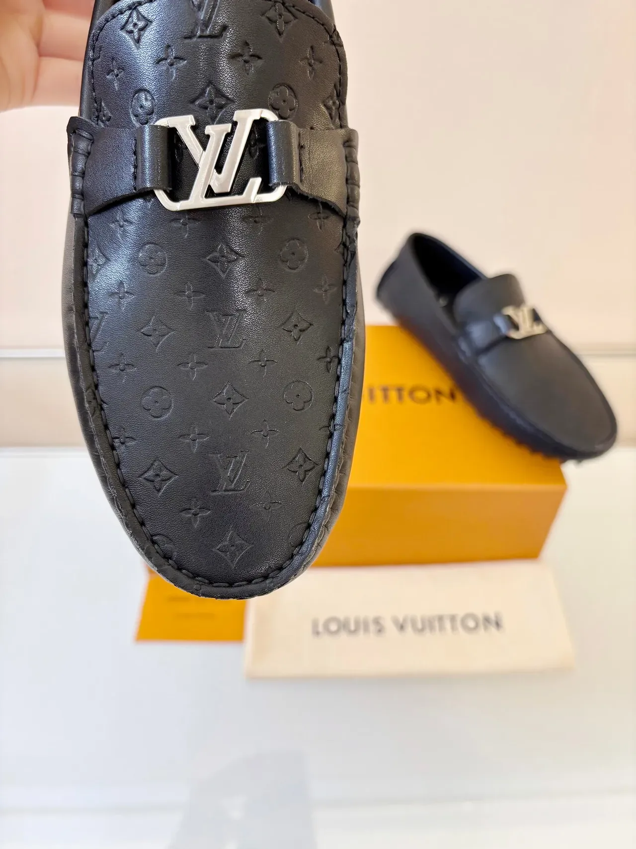 Louis Vuitton লোফার কালো সোনালি মনোগ্রাম-এমবসড চামড়া মেটাল এলভি বাকেল স্ট্র্যাপ লোফার 3