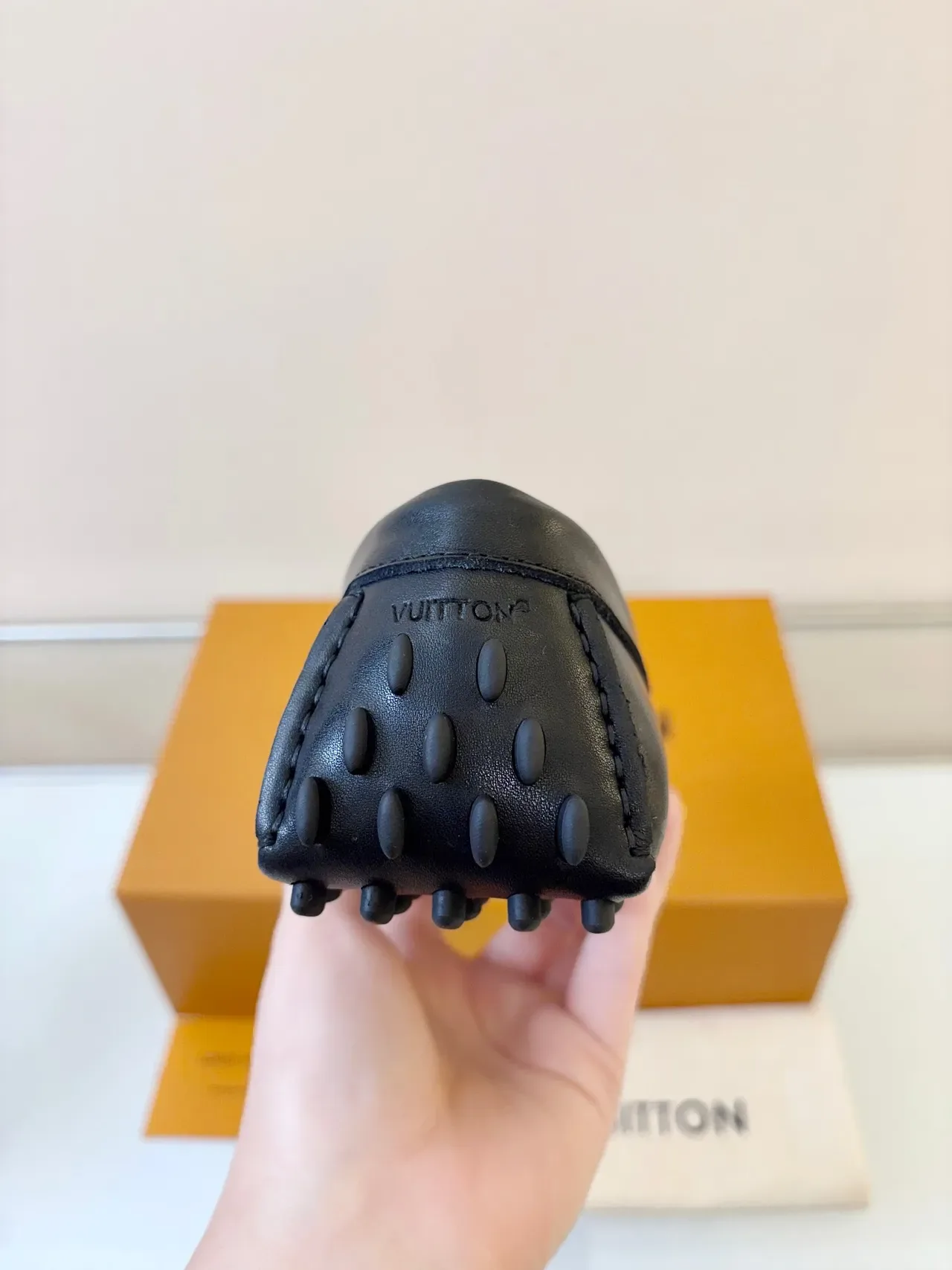 Louis Vuitton লোফার কালো সোনালি মনোগ্রাম-এমবসড চামড়া মেটাল এলভি বাকেল স্ট্র্যাপ লোফার 4