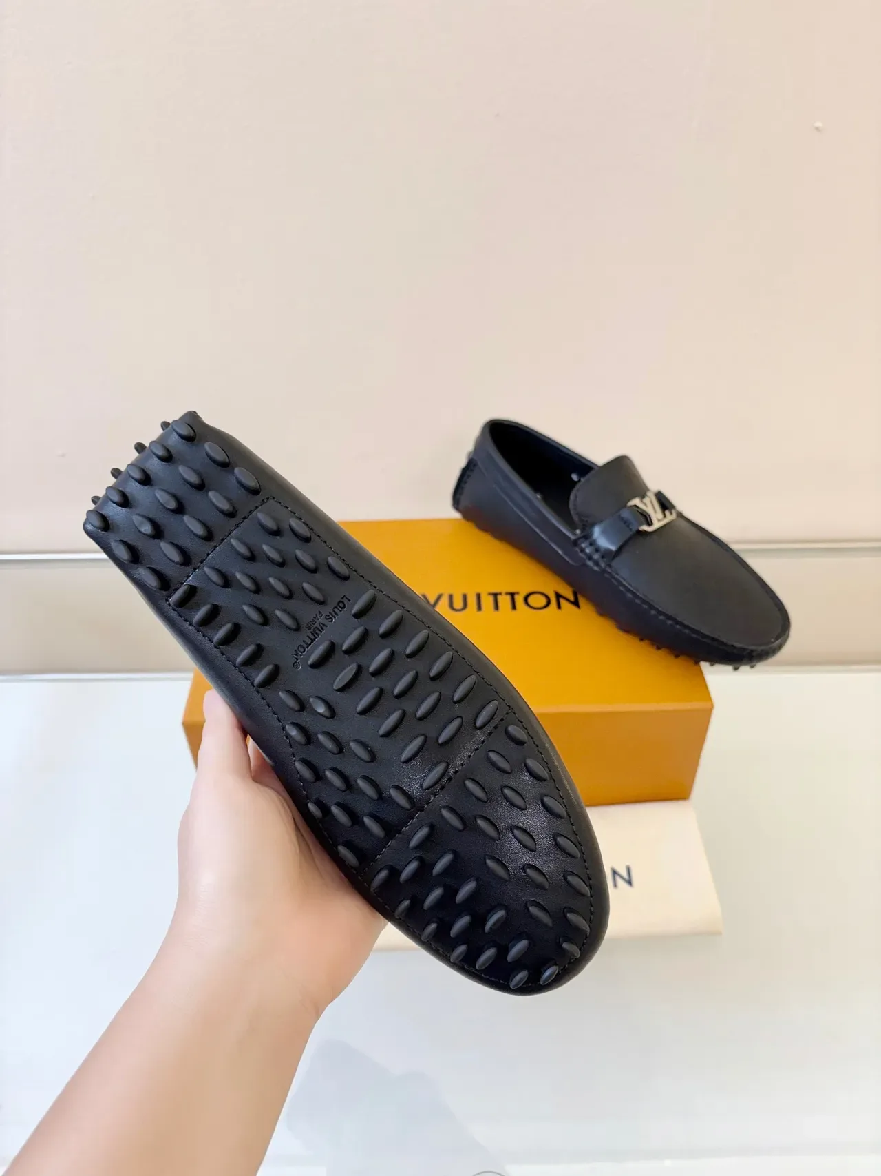 Louis Vuitton লোফার কালো সোনালি মনোগ্রাম-এমবসড চামড়া মেটাল এলভি বাকেল স্ট্র্যাপ লোফার 5