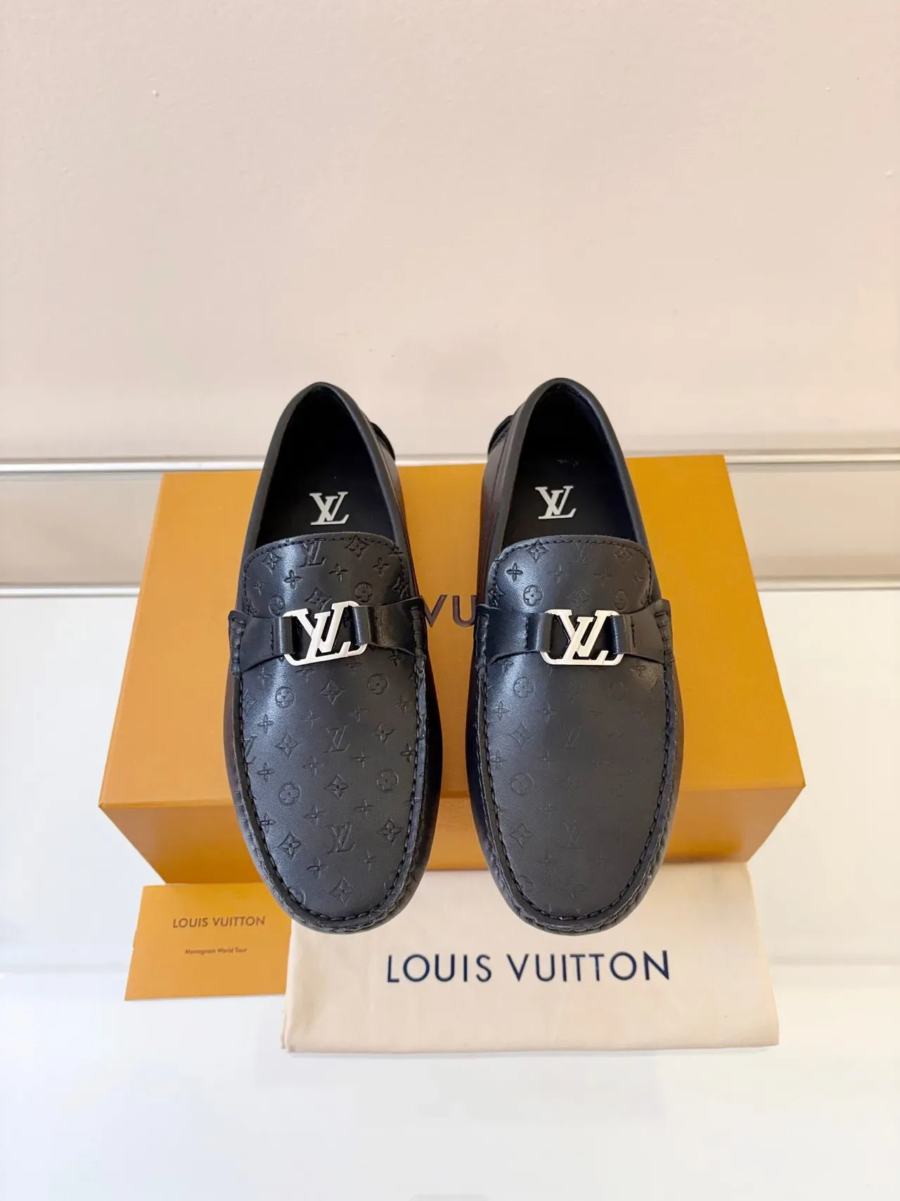 Louis Vuitton লোফার কালো সোনালি মনোগ্রাম-এমবসড চামড়া মেটাল এলভি বাকেল স্ট্র্যাপ লোফার 6