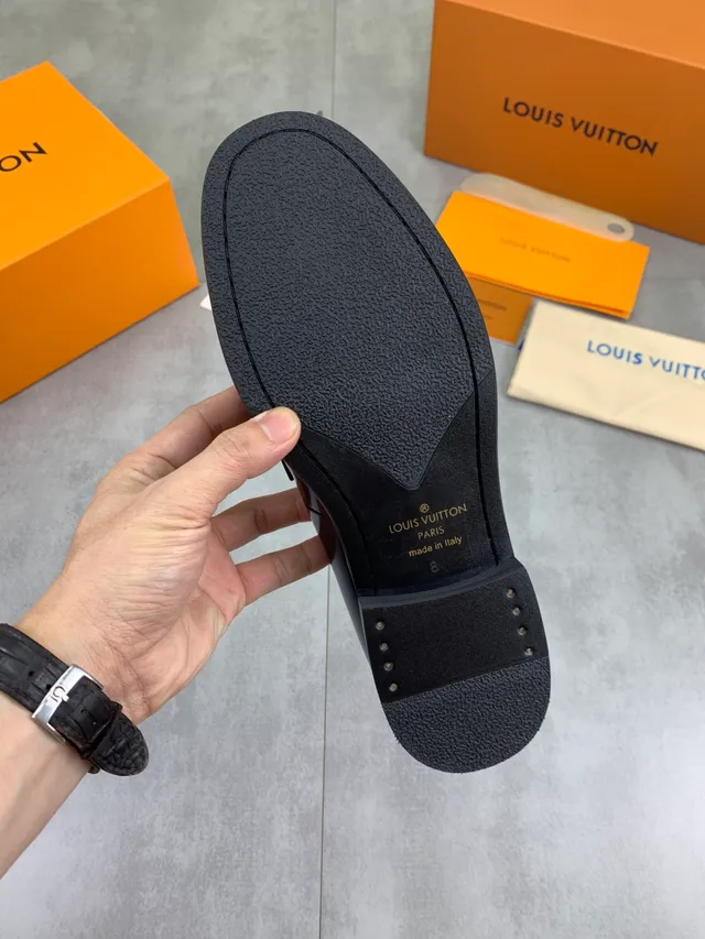 Louis Vuitton 乐福鞋 黑色 金色 抛光皮革 金属 LV 扣带 乐福鞋 2