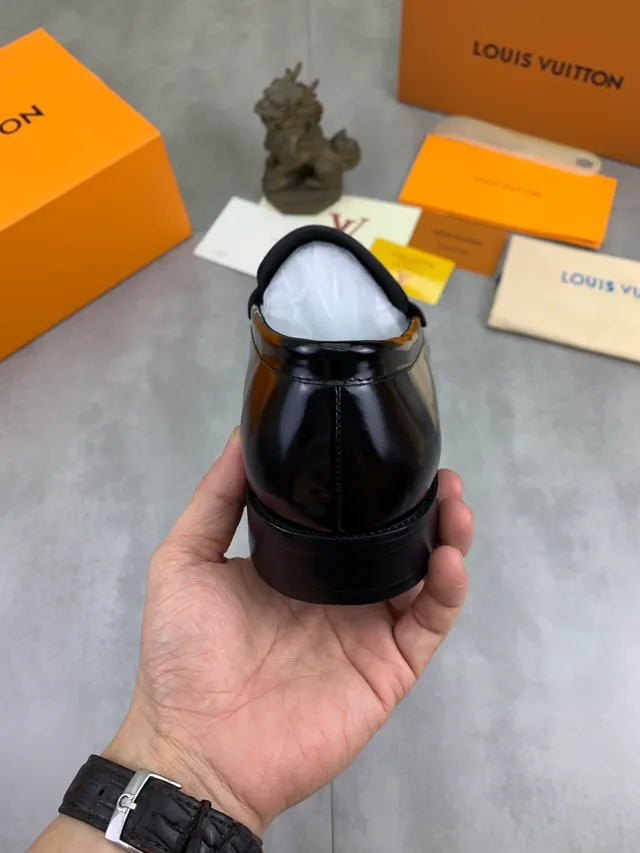 Louis Vuitton 乐福鞋 黑色 金色 抛光皮革 金属 LV 扣带 乐福鞋 3
