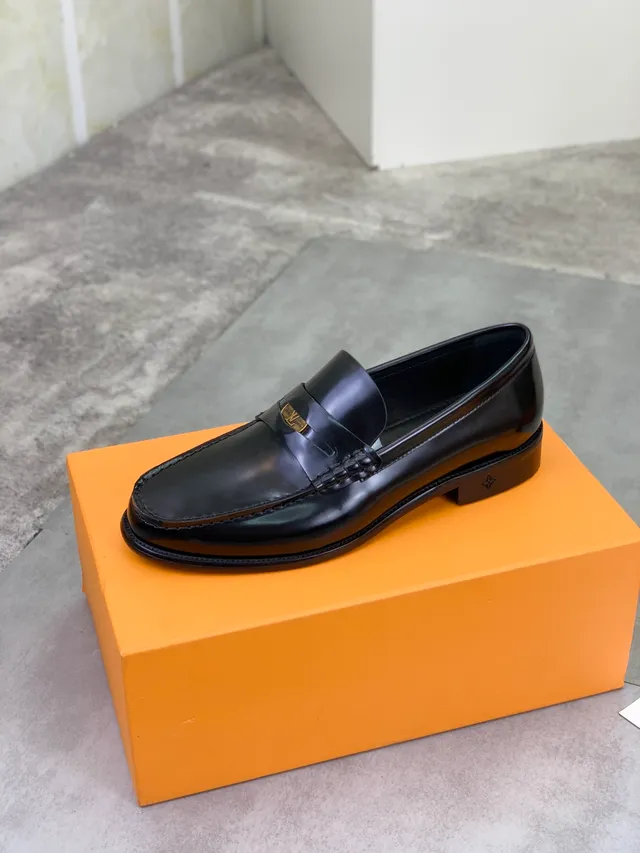 Louis Vuitton 乐福鞋 黑色 金色 抛光皮革 金属 LV 扣带 乐福鞋 4
