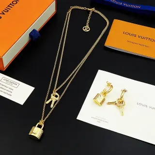 Colar Louis Vuitton Lock & Key com Candado e Chave em Tom Dourado