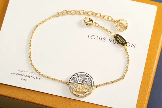 لويس فيتون LV دائري فضي ذهبي مرصع كريستال دائري مونوجرام تشيزم سوار 4