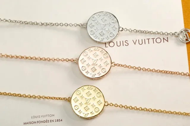 لويس فيتون LV دائري فضي ذهبي مرصع كريستال دائري مونوجرام تشيزم سوار 5